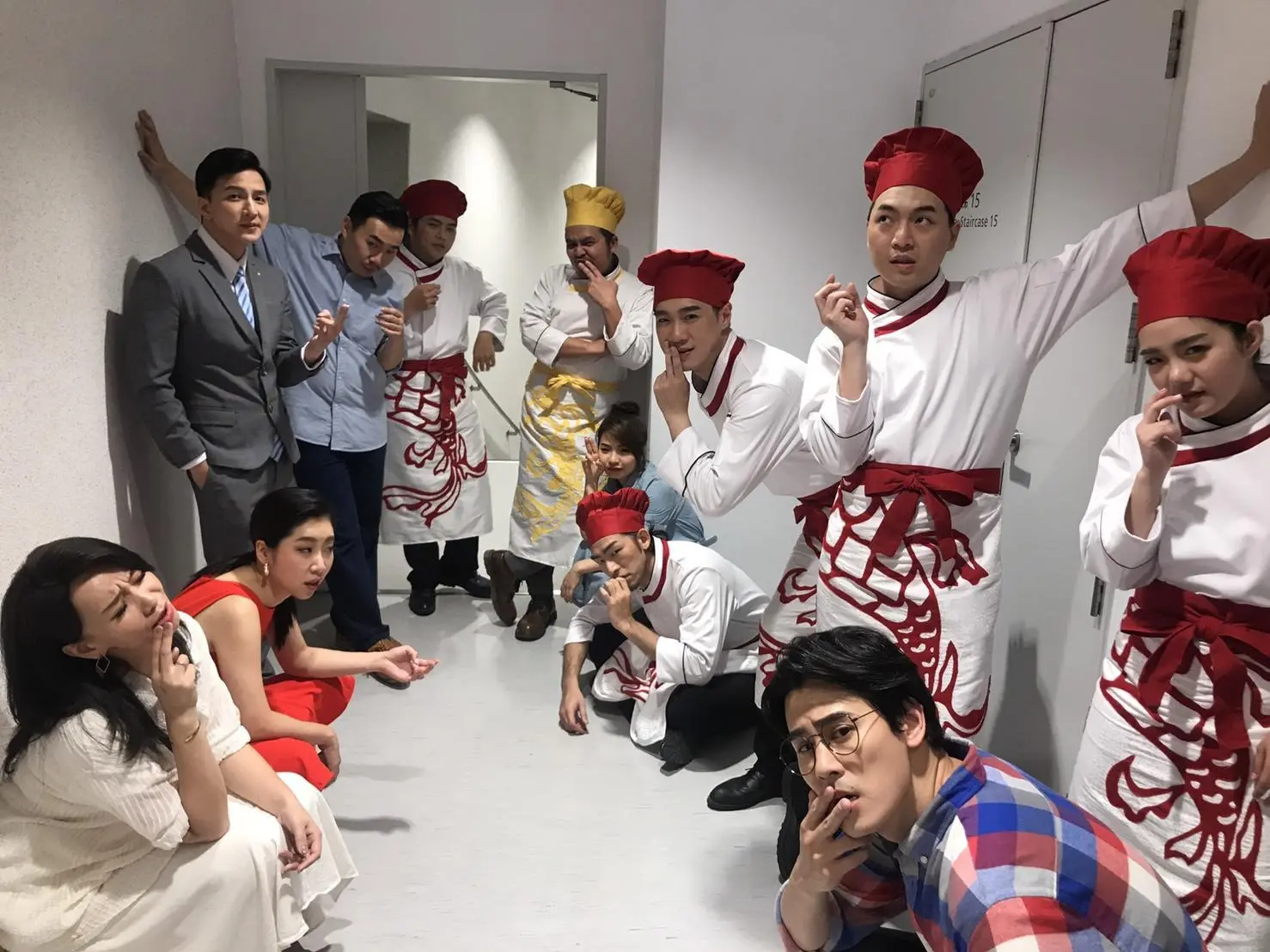 大型音樂劇《飲食男女》不管在排練次數、換衣服次數都破了紀錄，是場景非常浩大、磅礡的音樂劇。圖為演員等戲時的花絮照。（圖片來源／張世珮）  