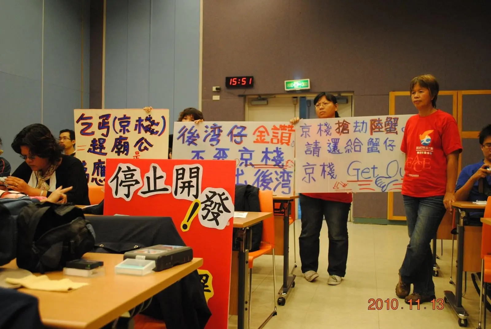 楊美雲說：「我不怕撕破臉，因為如果土地沒了，我們什麼都沒有了。」——她在後灣海岸帶領居民對抗財團開發。（圖片來源／楊美雲）