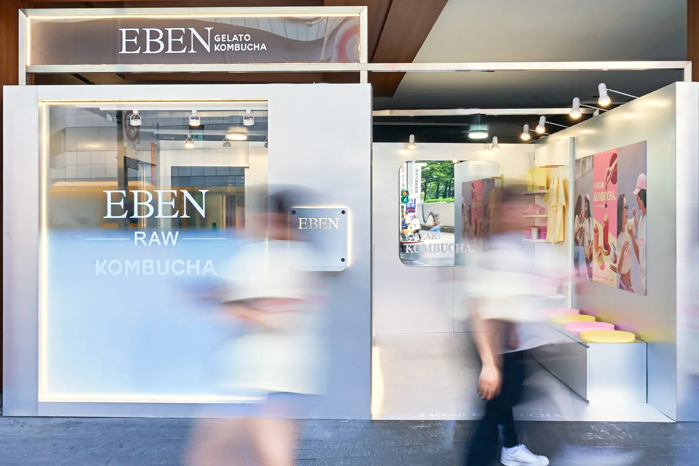 EBEN誠品南西快閃店以大片透明玻璃結合品牌logo，打造如康普茶般透亮清新的氛圍。（圖片來源／EBEN）