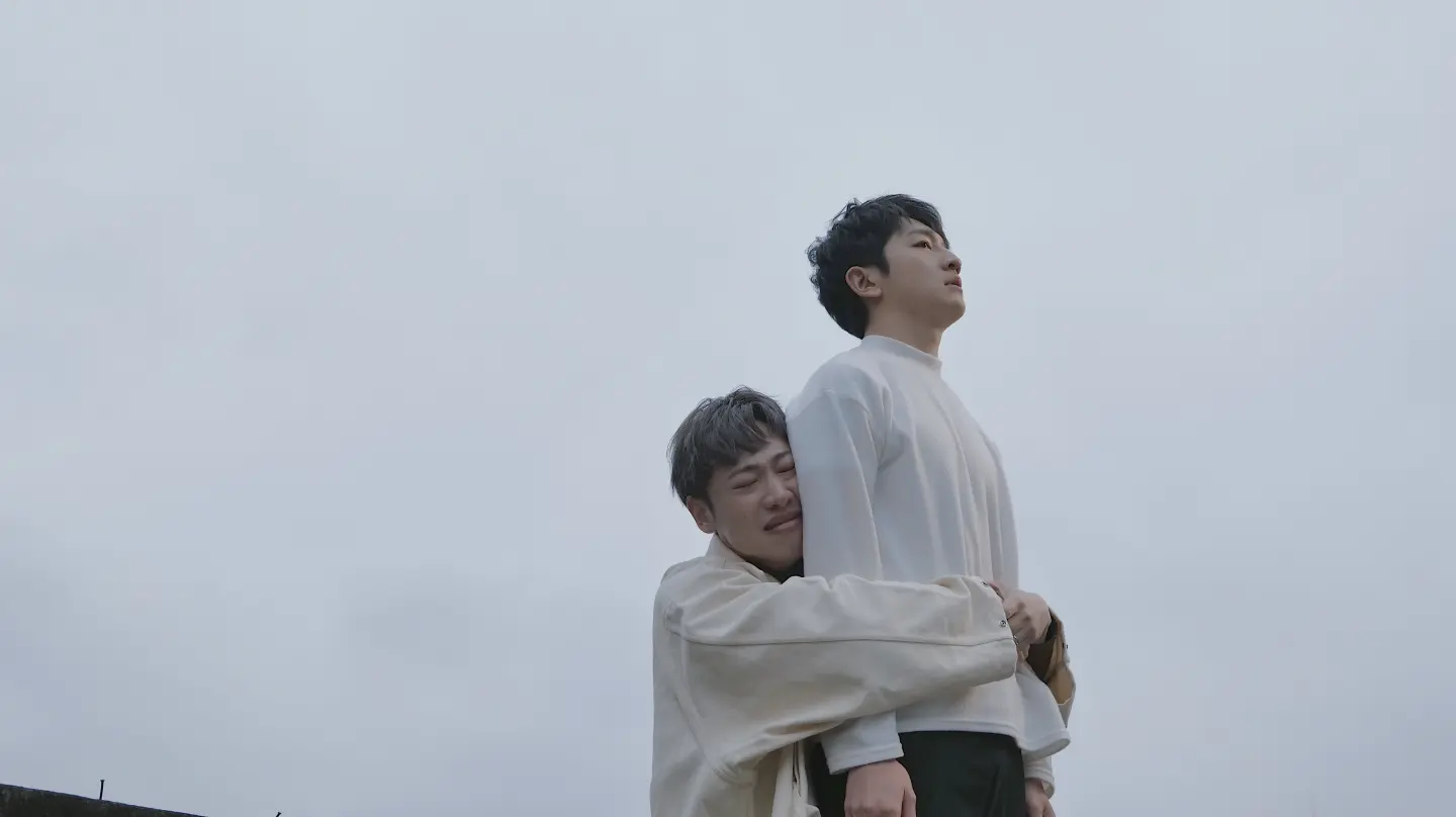 賴晏駒(左)和葛丞合拍的〈下次我會把你抓緊〉MV 是他「虐心三部曲」的第一部曲。(圖片來源/賴晏駒) 賴晏駒(左)和葛丞合拍的〈下次我會把你抓緊〉MV 是他「虐心三部曲」的第一部曲。(圖片來源/賴晏駒)