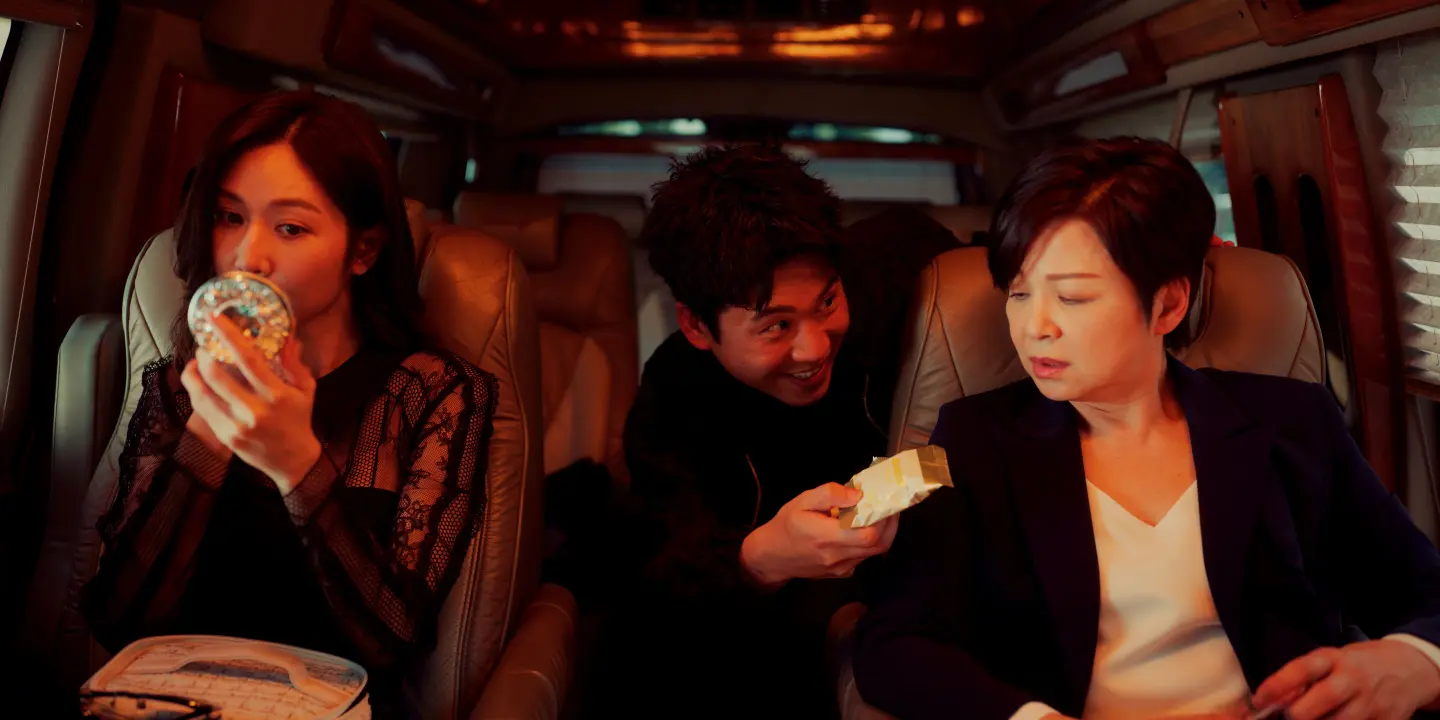 曾莞婷(左)在《影后》中經常和楊貴媚(右)針鋒相對,靠黃迪揚飾演的經紀人「壁虎」緩頰。(圖片來源/Netflix 提供) 曾莞婷(左)在《影后》中經常和楊貴媚(右)針鋒相對,靠黃迪揚飾演的經紀人「壁虎」緩頰。(圖片來源/Netflix 提供)
