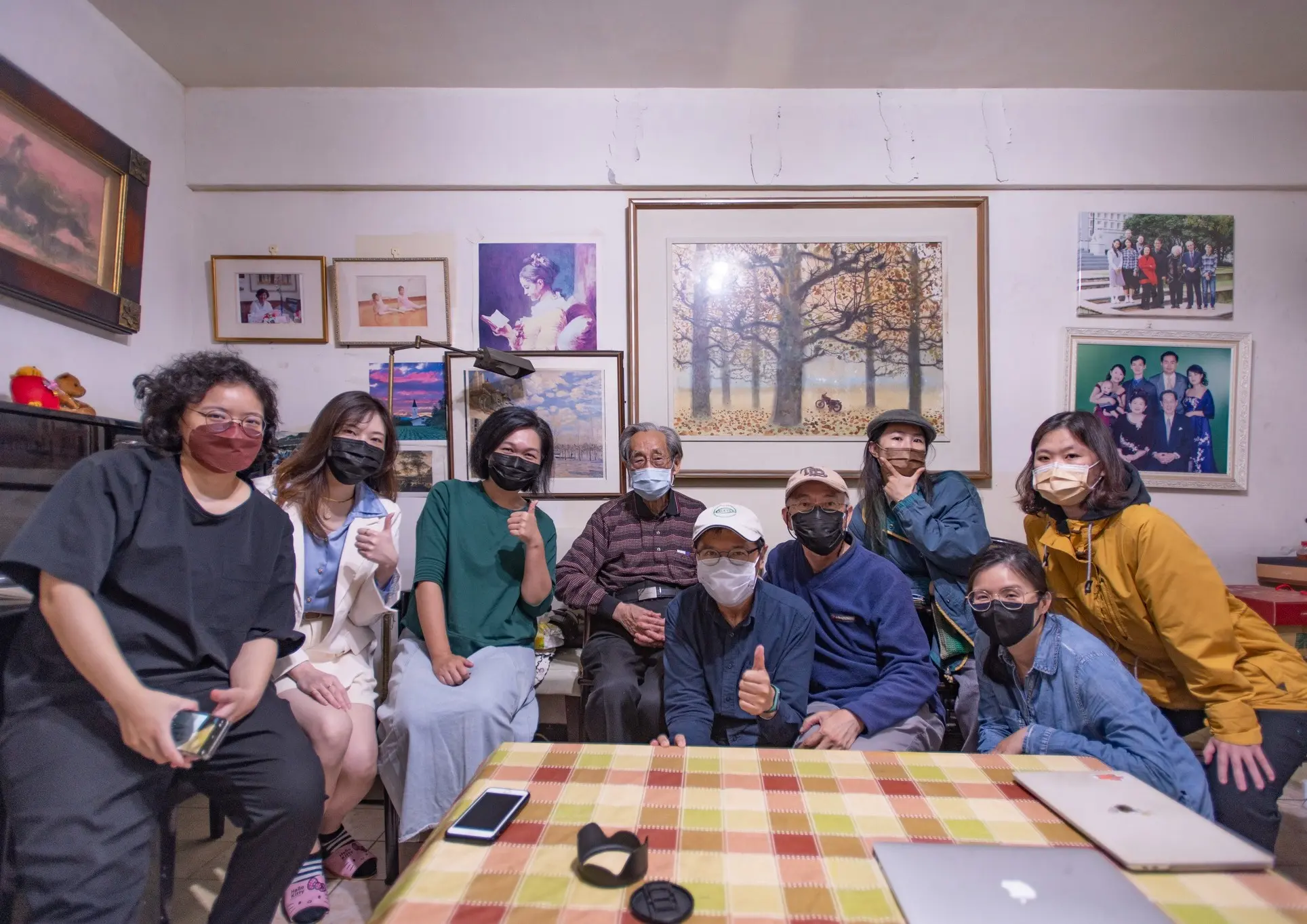 王傳宗多年走訪前輩受難者，逐一比對口述史與檔案，將歷史化為影像。圖為第一次和蔡焜霖前輩碰面。（圖片來源／王傳宗）