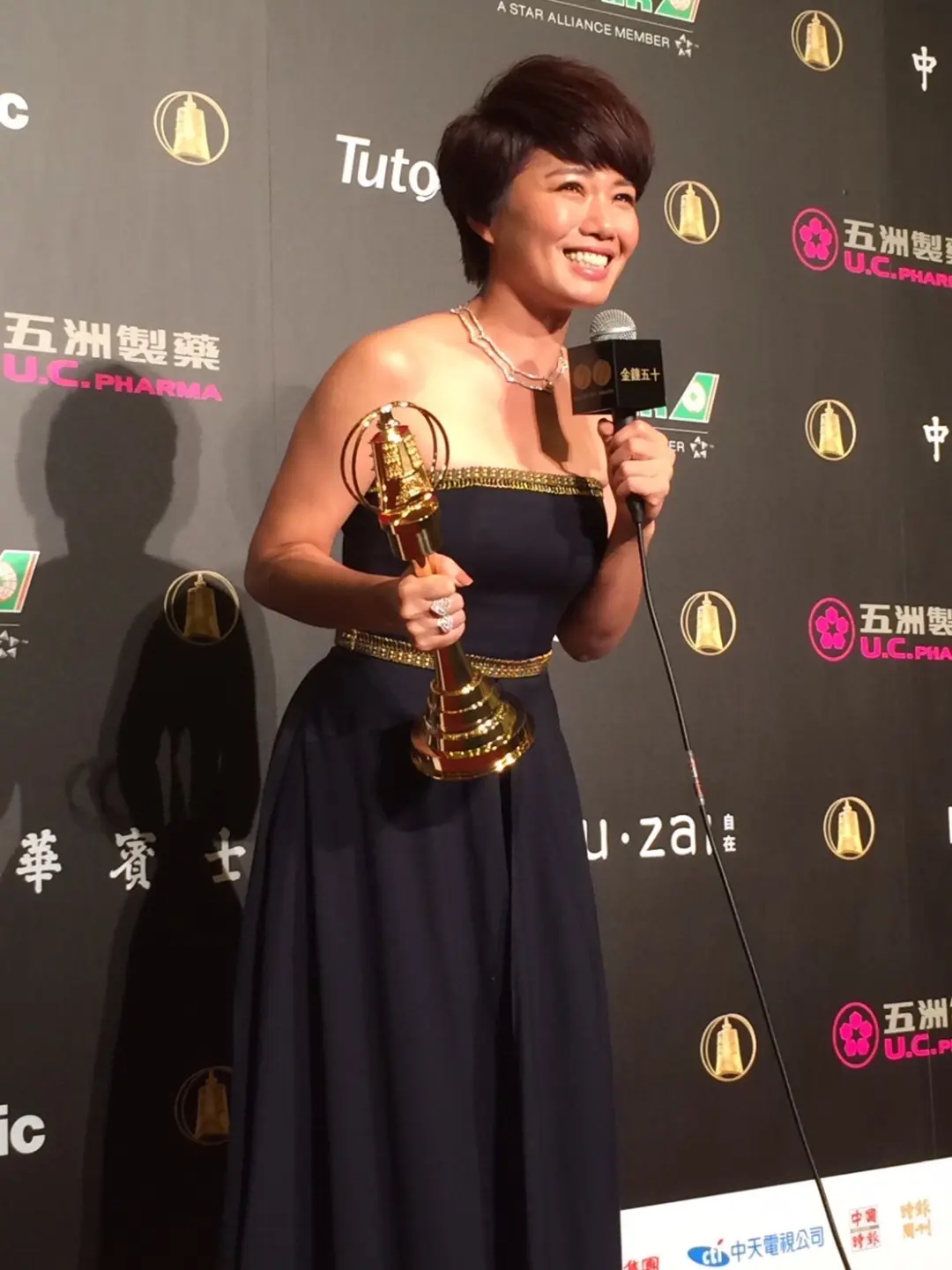 嚴藝文 2015 年以《母親練習曲》和《天使的收音機》雙料入圍迷你劇集影后,並以《天使的收音機》得獎。(圖片來源/嚴藝文) 嚴藝文 2015 年以《母親練習曲》和《天使的收音機》雙料入圍迷你劇集影后,並以《天使的收音機》得獎。(圖片來源/嚴藝文)