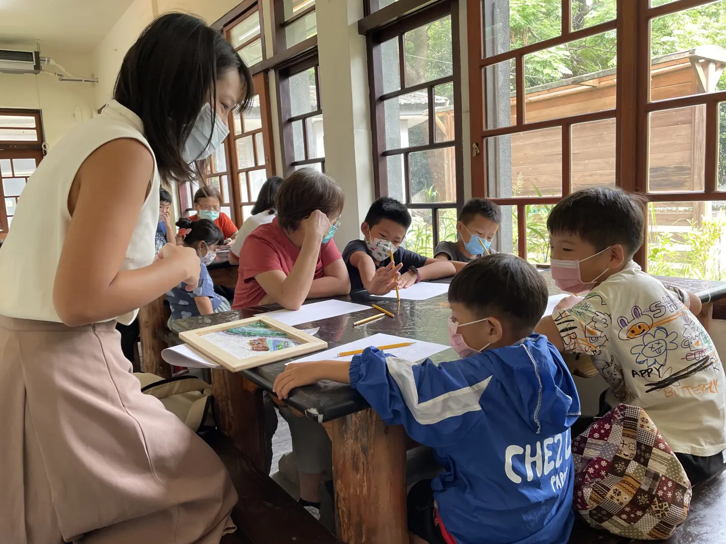 倪苑茹在臺灣各地駐村、辦理工作坊,將金繼與海玻璃的知識分享給大家。對生活在都市的人而言,海玻璃相對陌生,她也因此需要花更多時間去引導,讓人們理解並感受其中的價值。(圖片來源/倪苑茹) 倪苑茹在臺灣各地駐村、辦理工作坊,將金繼與海玻璃的知識分享給大家。對生活在都市的人而言,海玻璃相對陌生,她也因此需要花更多時間去引導,讓人們理解並感受其中的價值。(圖片來源/倪苑茹)