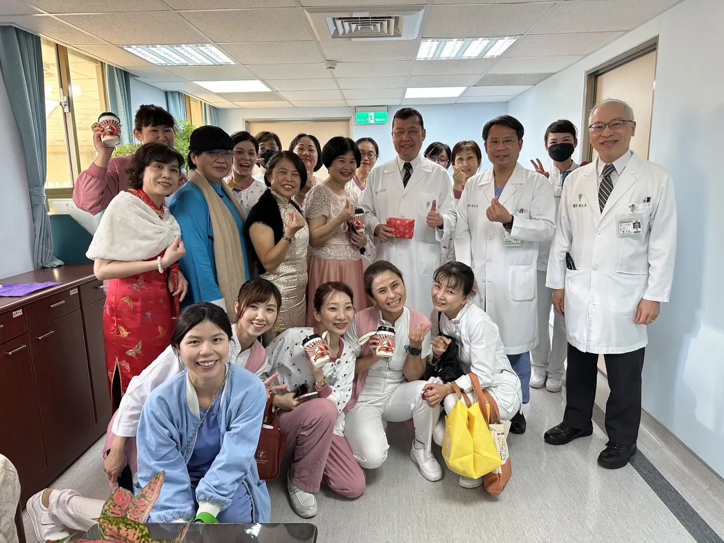 林宏榮和醫院同仁們相處融洽,大家都有著共患難的情感。(圖片來源/奇美醫院) 林宏榮和醫院同仁們相處融洽,大家都有著共患難的情感。(圖片來源/奇美醫院)