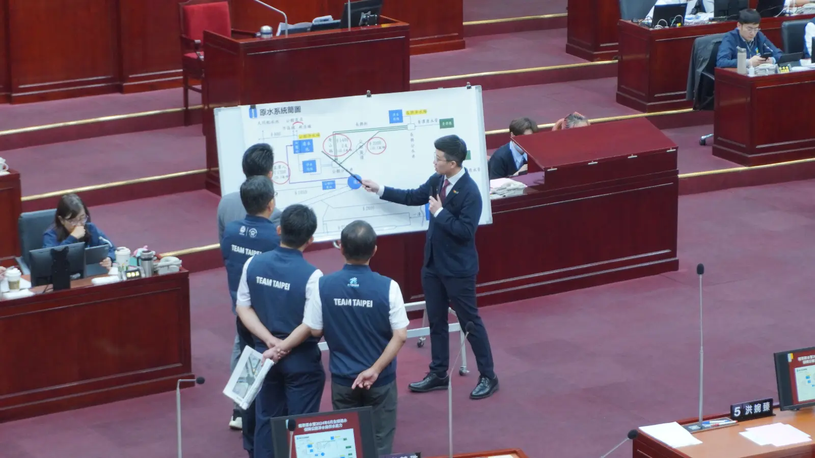 2018 年,苗博雅成為臺灣第一位公開出櫃的政治人物,以存在本身改變了議會氛圍。(圖片來源/苗博雅) 2018 年,苗博雅成為臺灣第一位公開出櫃的政治人物,以存在本身改變了議會氛圍。(圖片來源/苗博雅)