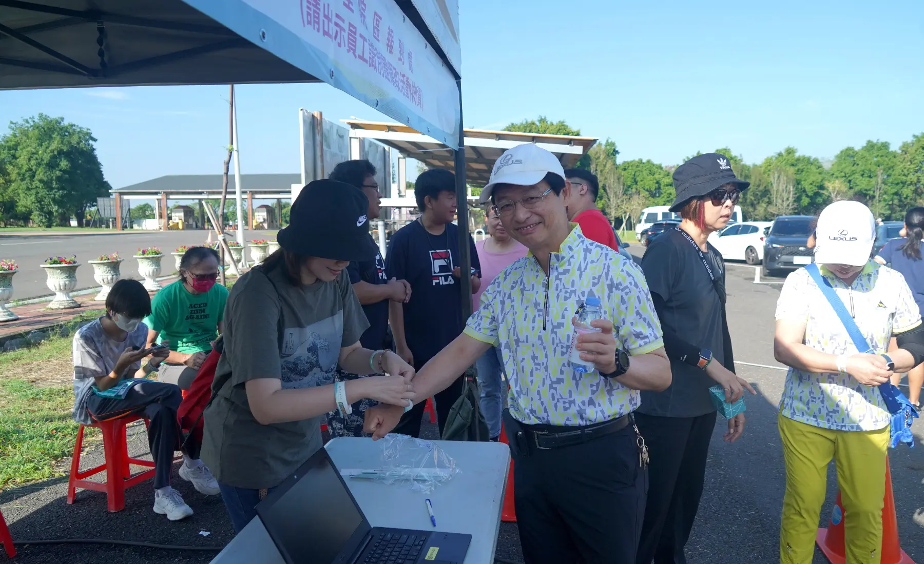 員工是醫院最重要的資產。周偉倪院長推動定期健檢與團體運動，還笑說：「如果不重視健康，就要扣年終紅包！」（圖片來源／柳營奇美醫院）