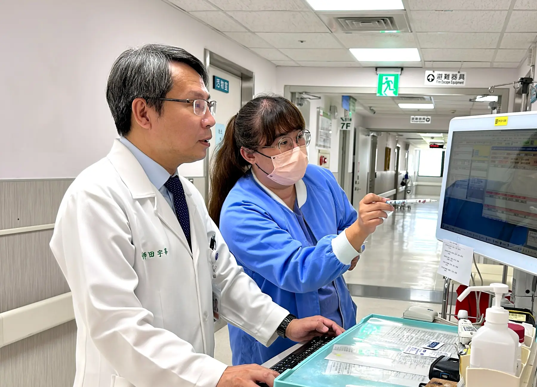 田宇峯時常和同仁一起討論病人的狀況，希望從入院到出院，都能讓病人得到最妥善的照顧。（圖片來源／田宇峯）