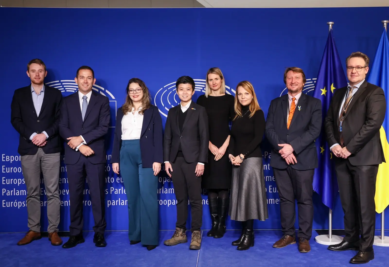 近年,苗博雅(左四)接手經營臺灣石虎足球隊協會,擔任總領隊兼理事長,積極促進臺灣足球產業的發展。(圖片來源/苗博雅) 近年,苗博雅(左四)接手經營臺灣石虎足球隊協會,擔任總領隊兼理事長,積極促進臺灣足球產業的發展。(圖片來源/苗博雅)