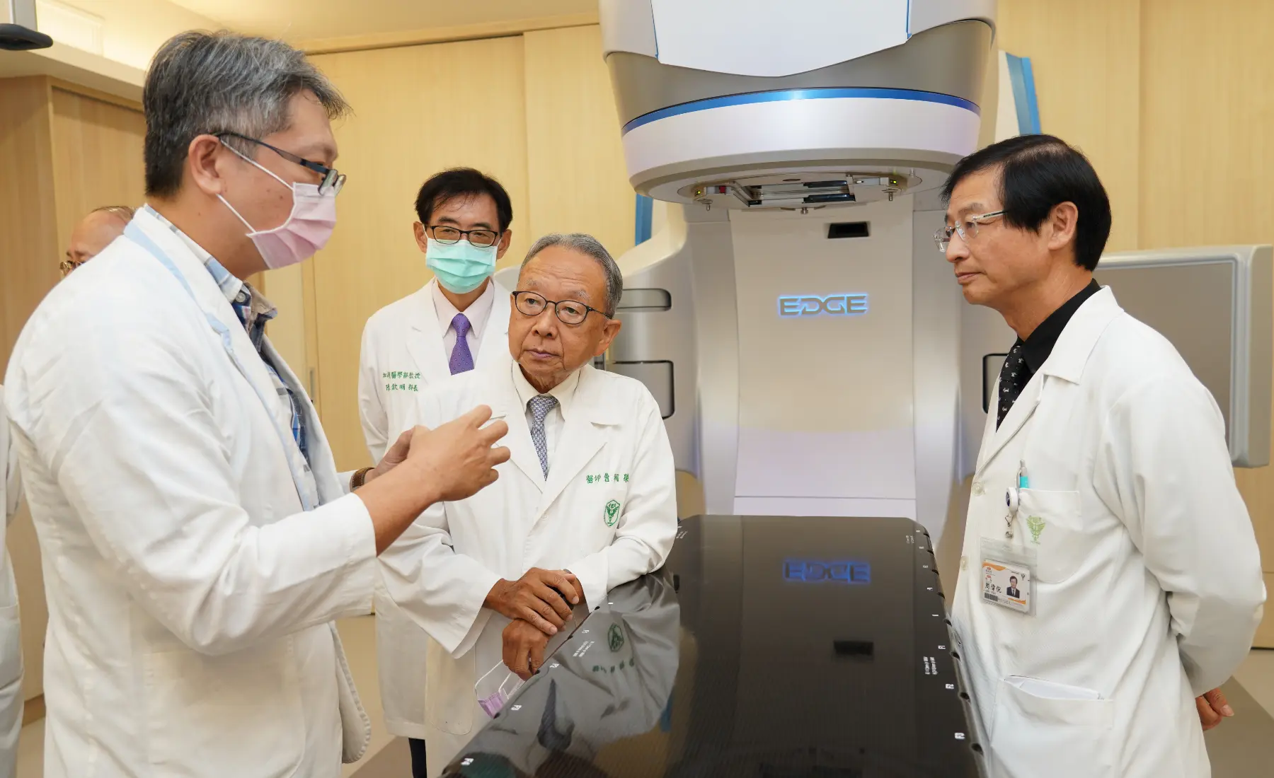 復健科必須與各專科協作、溝通，這份跨領域的特質，讓周偉倪對「管理」產生興趣。他體悟到，管理醫院最關鍵的能力，不是指揮，而是能用不同專業的語言，讓人彼此理解。（圖片來源／柳營奇美醫院）