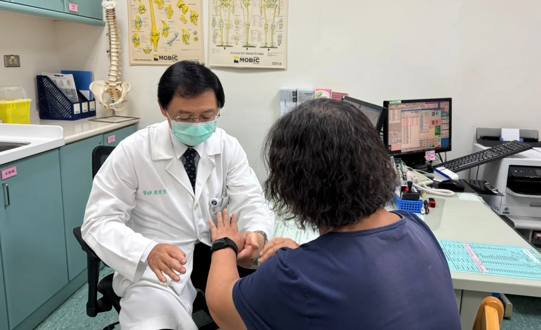 周偉倪細心看門診，直言病人不會記得我們的醫院有多大、多漂亮，只會記得我們有沒有幫過他。（圖片來源／柳營奇美醫院）