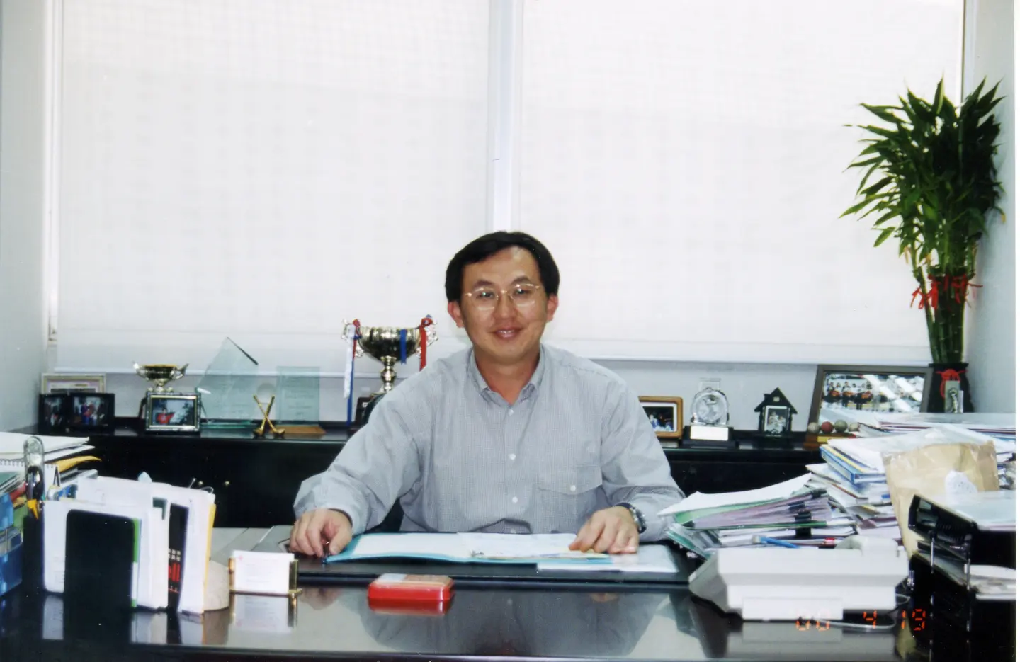 沈尚弘的生活跟大亞集團密不可分,從小在工廠裡長大,還未接管大亞集團前,就對公司的人員與運作非常熟悉。(圖片來源/沈尚弘) 沈尚弘的生活跟大亞集團密不可分,從小在工廠裡長大,還未接管大亞集團前,就對公司的人員與運作非常熟悉。(圖片來源/沈尚弘)