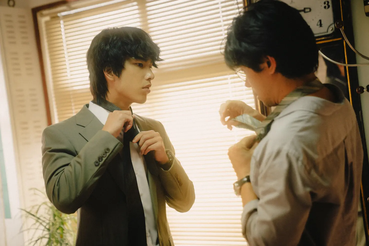 曾敬驊（左）飾演長大後的弟弟，與姚淳耀雙雙入圍最佳男配角。（圖片來源／牽猴子、攝影／洪嘉瑜）