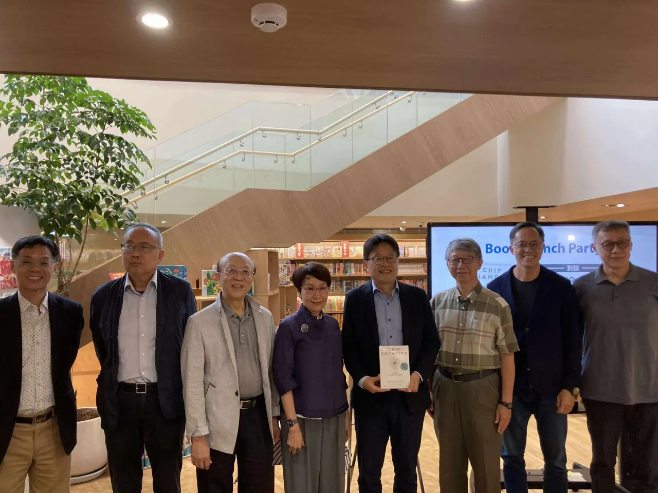 前台積電主管難得一起合照。自右至左分別是,田至元、喻銘鐸、楊光磊、本文作者林宏文、孫又文、林坤禧、陳健邦,彭建文。(照片:早安財經提供) 前台積電主管難得一起合照。自右至左分別是,田至元、喻銘鐸、楊光磊、本文作者林宏文、孫又文、林坤禧、陳健邦,彭建文。(照片:早安財經提供)