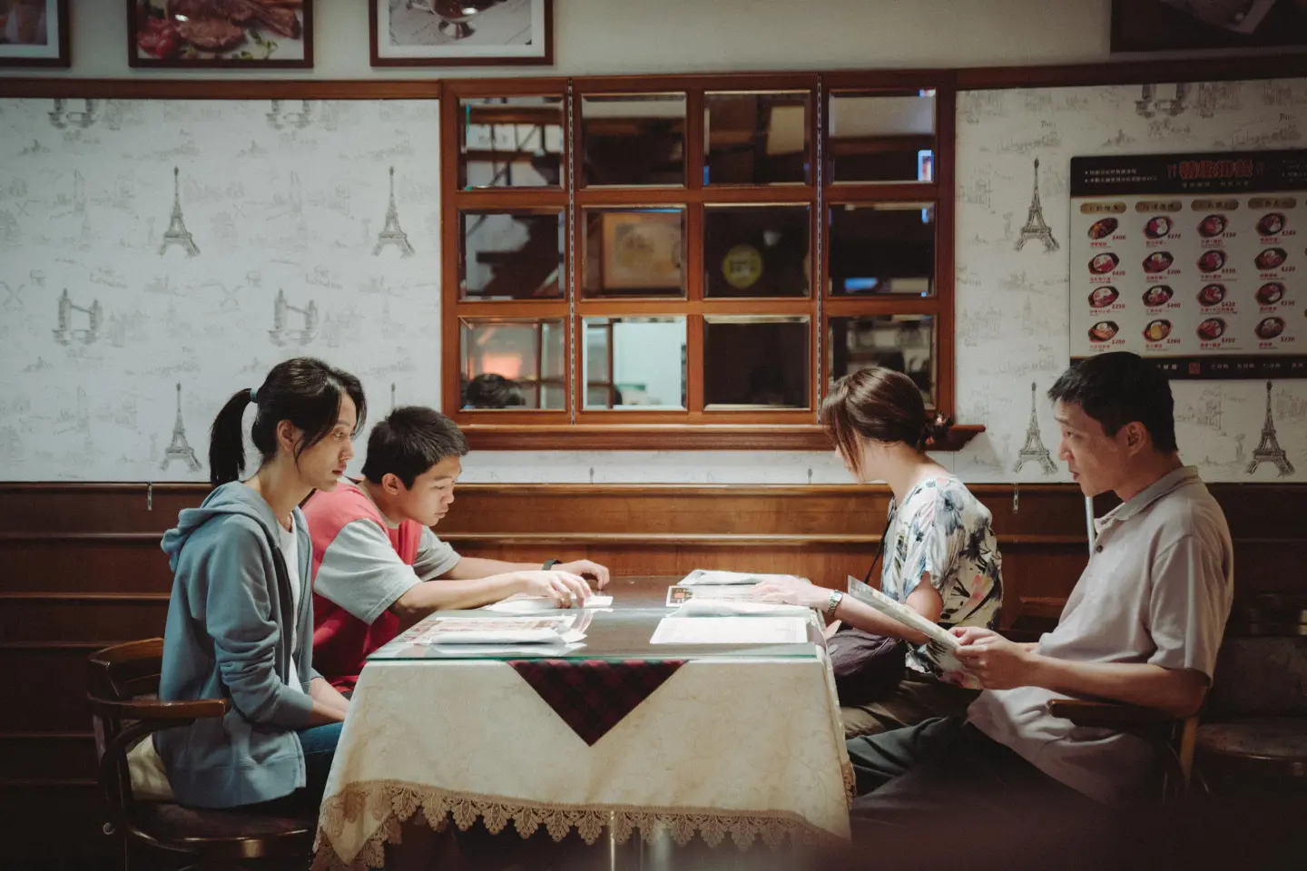 潘客印將《我家的事》中的「一家四口」：爸爸藍葦華（右起）、媽媽高伊玲、姊姊黃珮琪送進金馬入圍名單。（圖片來源／牽猴子、攝影／洪嘉瑜）