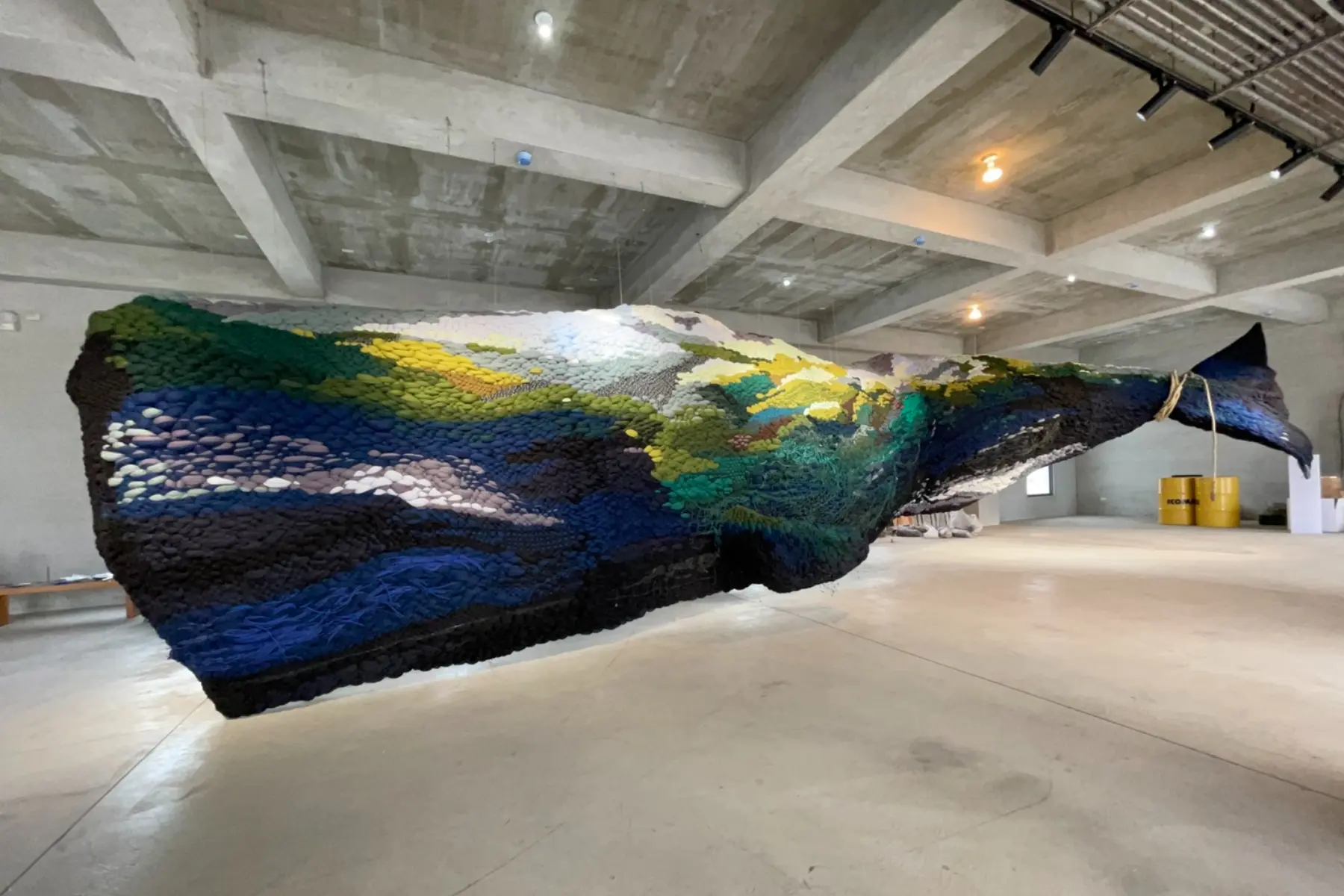 藝術家陳聖文以 1：1 的比例打造出抹香鯨作品，讓大眾能近距離感受這頭溫和海洋巨獸的真實尺度。（圖片來源／呂世明）