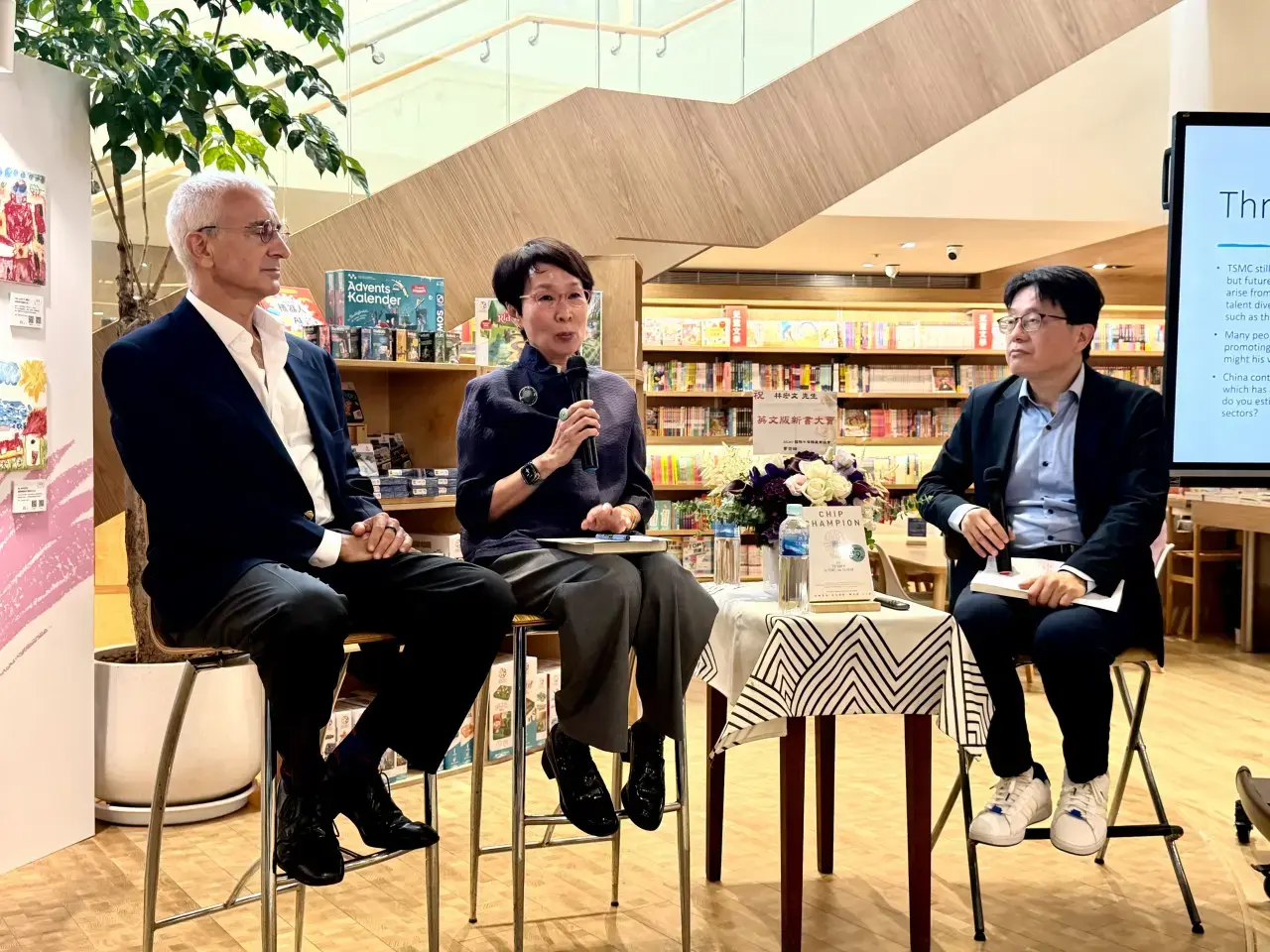 Mr. Taiwan” Peter Kurz（谷月涵）, left, and TSMC’s former acting spokesperson Elizabeth Sun（孫又文）, center, discuss TSMC’s competitiveness and the impact of President Trump’s policies. （Photo: 早安財經）