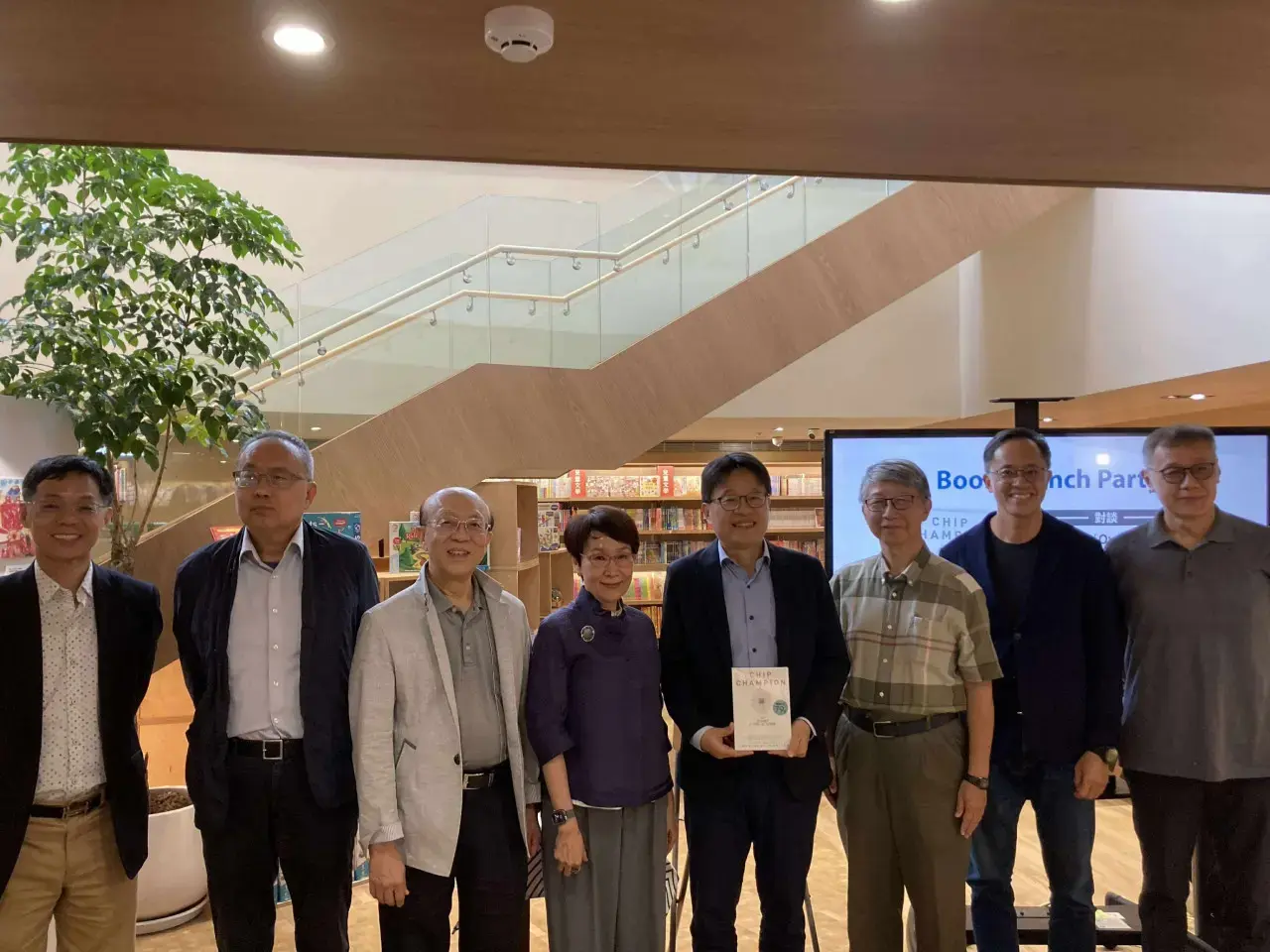 A rare group photo of former TSMC executives. From right to left: Zhiyuan Tian（田至元）, Mingduo Yu（喻銘鐸）, Guanglei Yang（楊光磊）, the author Hongwen Lin（林宏文）, Elizabeth Sun（孫又文）, Kunxi Lin（林坤禧）, Jianbang Chen（陳健邦）, Jianwen Peng（彭建文）. （Photo: 早安財經）