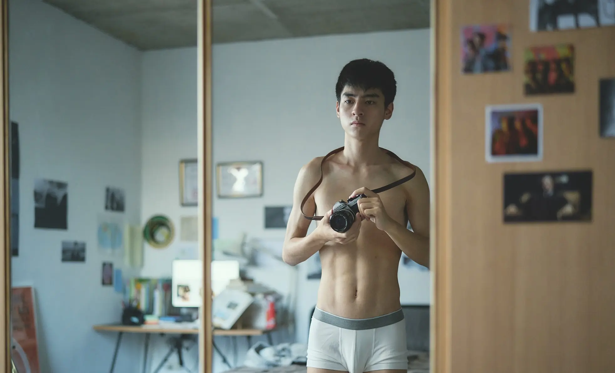 在大銀幕上只穿一件內褲入鏡,劉敬「當下只有自己」不覺得尷尬。(圖片來源/周子娛樂) 在大銀幕上只穿一件內褲入鏡,劉敬「當下只有自己」不覺得尷尬。(圖片來源/周子娛樂)