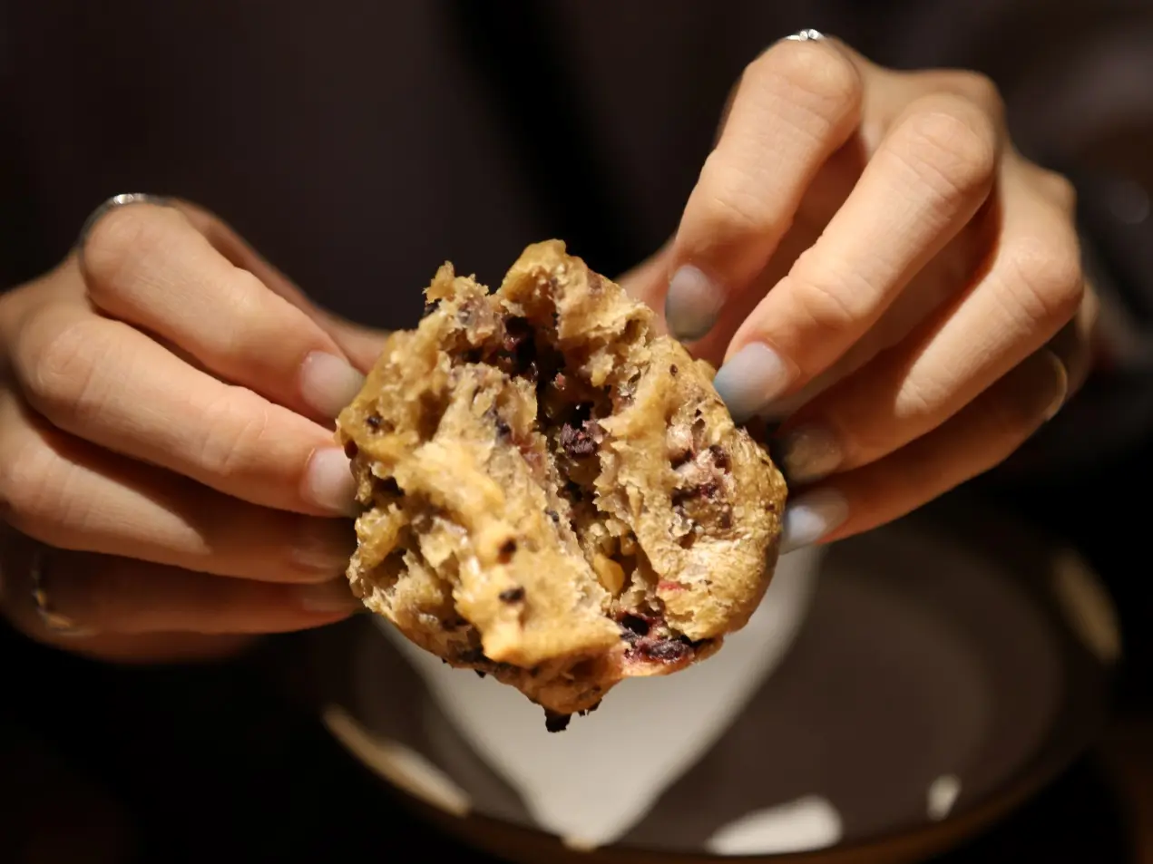 入選 500 盤的「黑糖洛神石鍋烤麵包」，直接在餐桌上現烤麵包，香氣四溢。（攝影／葉仁琛）