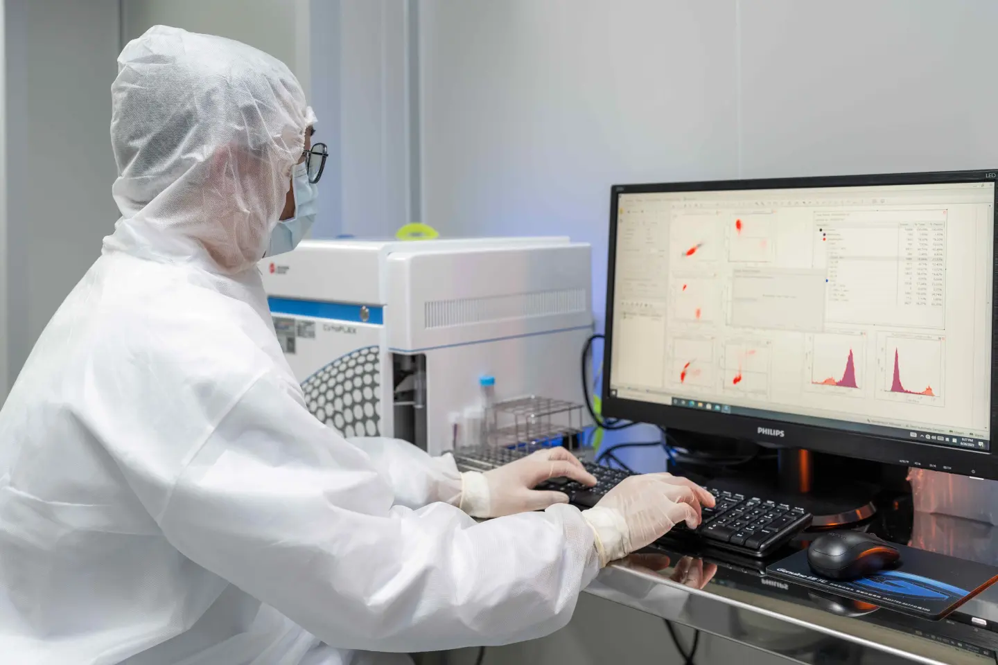 細胞製備技術不斷創新,朝向工業 4.0 智能化邁進,透過軟硬體整合的「微型智能細胞製劑廠」,能有效控管、降低汙染風險,確保細胞品質穩定。(資料來源/亞家生技) 細胞製備技術不斷創新,朝向工業 4.0 智能化邁進,透過軟硬體整合的「微型智能細胞製劑廠」,能有效控管、降低汙染風險,確保細胞品質穩定。(資料來源/亞家生技)