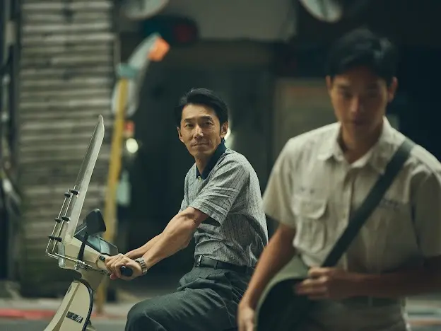 牧森與片中飾演其父的李李仁,父子對手戲充滿演出張力。(圖片來源/未來進行曲) 牧森與片中飾演其父的李李仁,父子對手戲充滿演出張力。(圖片來源/未來進行曲)