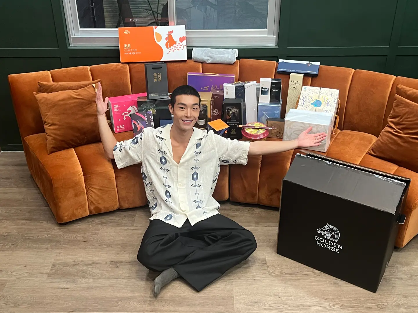 牧森入圍金馬獎新演員獎項,開心拆開金馬大禮包。(圖片來源/未來進行曲) 牧森入圍金馬獎新演員獎項,開心拆開金馬大禮包。(圖片來源/未來進行曲)