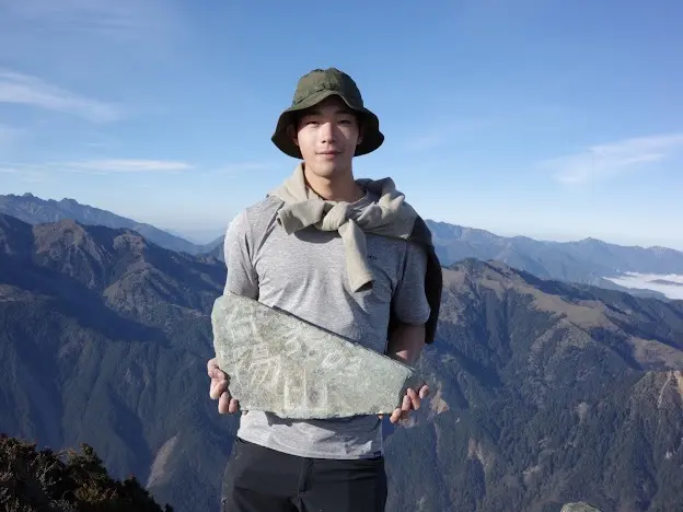 牧森喜歡爬山,挑戰攀爬臺灣百岳,是興趣也是舒壓的方式。(圖片來源/未來進行曲) 牧森喜歡爬山,挑戰攀爬臺灣百岳,是興趣也是舒壓的方式。(圖片來源/未來進行曲)