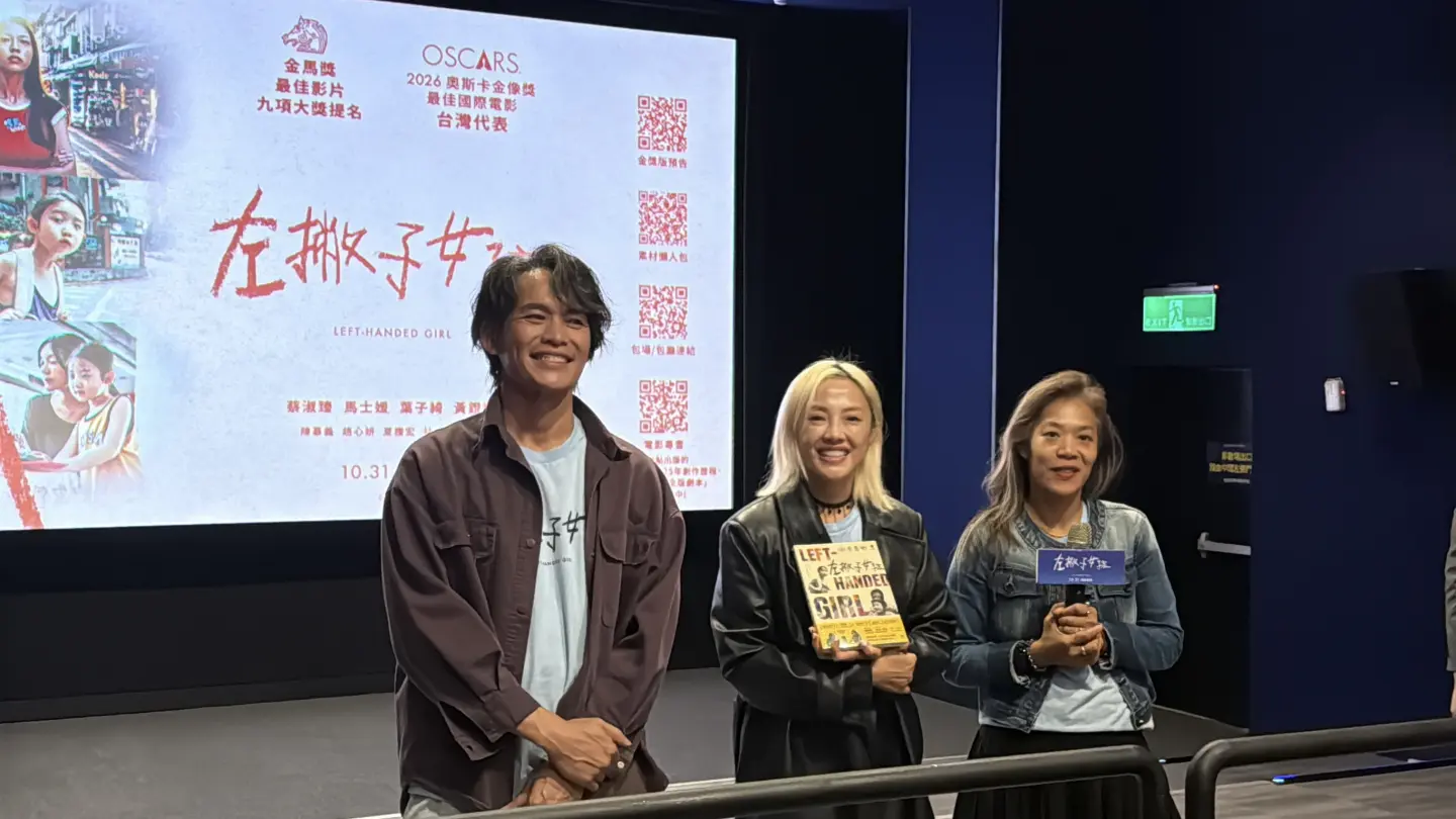 黃鐙輝(左起)、小 8 出席《左撇子女孩》映後活動和影迷分享拍戲的每一個當下。(圖片來源/光年映畫) 黃鐙輝(左起)、小 8 出席《左撇子女孩》映後活動和影迷分享拍戲的每一個當下。(圖片來源/光年映畫)