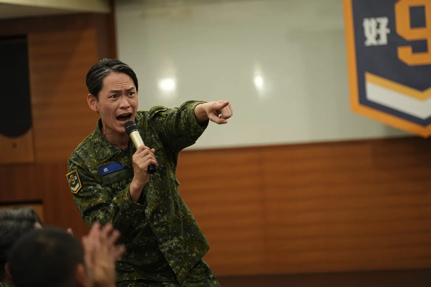 黃鐙輝綜藝、戲劇雙管齊下,今年軍旅實境節目《九條好漢在一班》中擔任班長。(圖片來源/台灣電視公司) 黃鐙輝綜藝、戲劇雙管齊下,今年軍旅實境節目《九條好漢在一班》中擔任班長。(圖片來源/台灣電視公司)