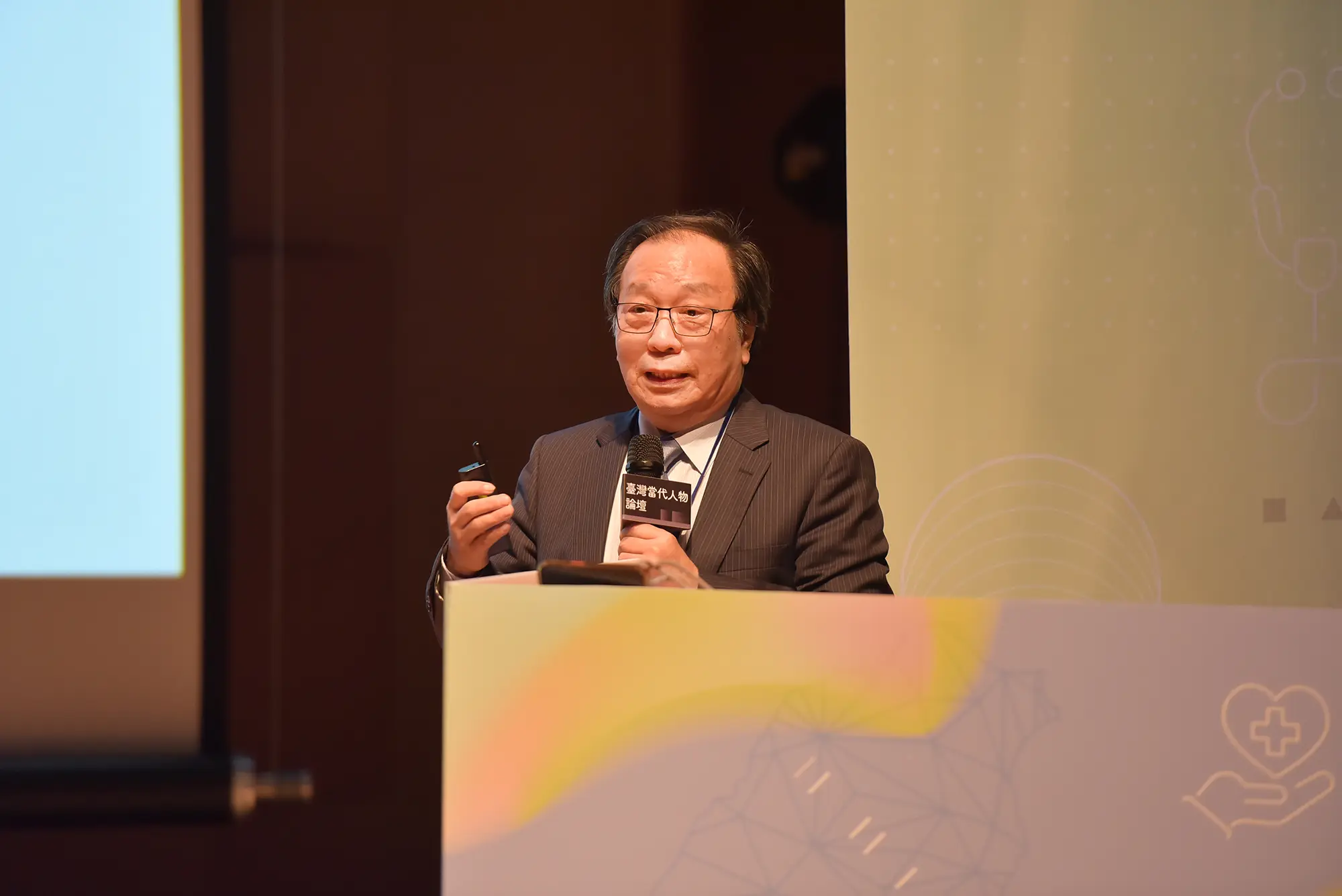 總統府國策顧問陳志鴻於論壇中分享,建構健康臺灣的五大政策藍圖,強調三高族群防治的重要性,也不亞於癌症。(圖片來源/人物誌) 總統府國策顧問陳志鴻於論壇中分享,建構健康臺灣的五大政策藍圖,強調三高族群防治的重要性,也不亞於癌症。(圖片來源/人物誌)