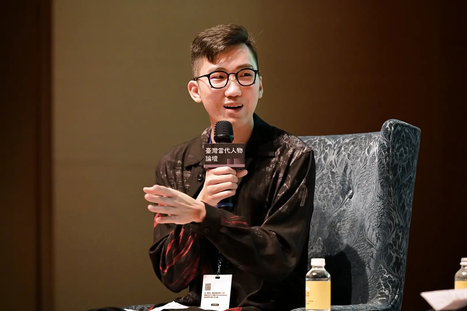 為了讓品牌注入新活力，趙啟宏接班後推動與 IP「蛋黃哥」聯名合作，並大膽將珍珠做成黃色，讓父親大為緊張。他也準備數百萬顆黑珍珠作為備援，最終聯名活動反應熱烈，原料廠商一度來不及生產。（資料來源：人物誌）  