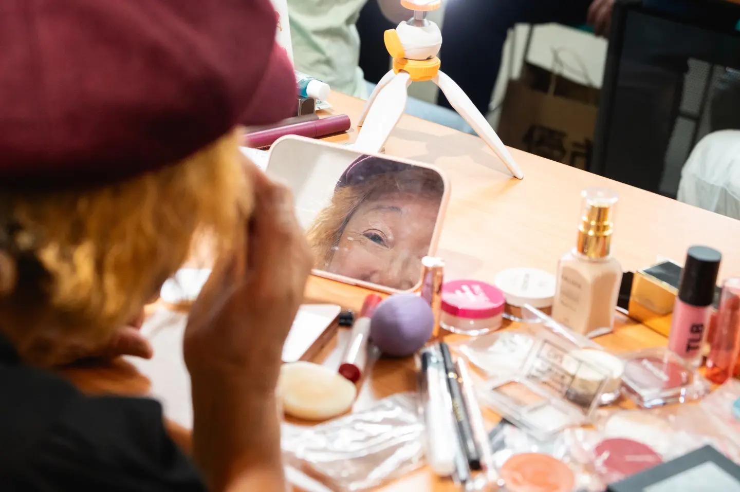 公益彩妝活動的目的,不是要改變現實的經濟狀況,而是希望能讓與會者在活動結束後,更懂得好好珍愛自己。(圖片來源/陳衍綸) 公益彩妝活動的目的,不是要改變現實的經濟狀況,而是希望能讓與會者在活動結束後,更懂得好好珍愛自己。(圖片來源/陳衍綸)