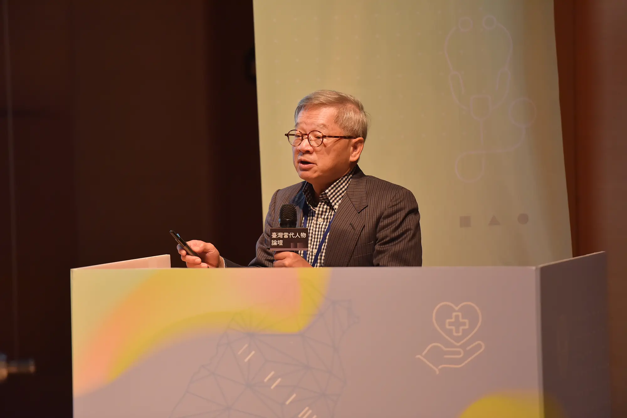 國科會主委吳誠文強調,臺灣在全球AI發展中扮演關鍵角色,科技應該用來輔助人力短缺,並主動與醫療體系連結。(圖片來源/人物誌) 國科會主委吳誠文強調,臺灣在全球AI發展中扮演關鍵角色,科技應該用來輔助人力短缺,並主動與醫療體系連結。(圖片來源/人物誌)