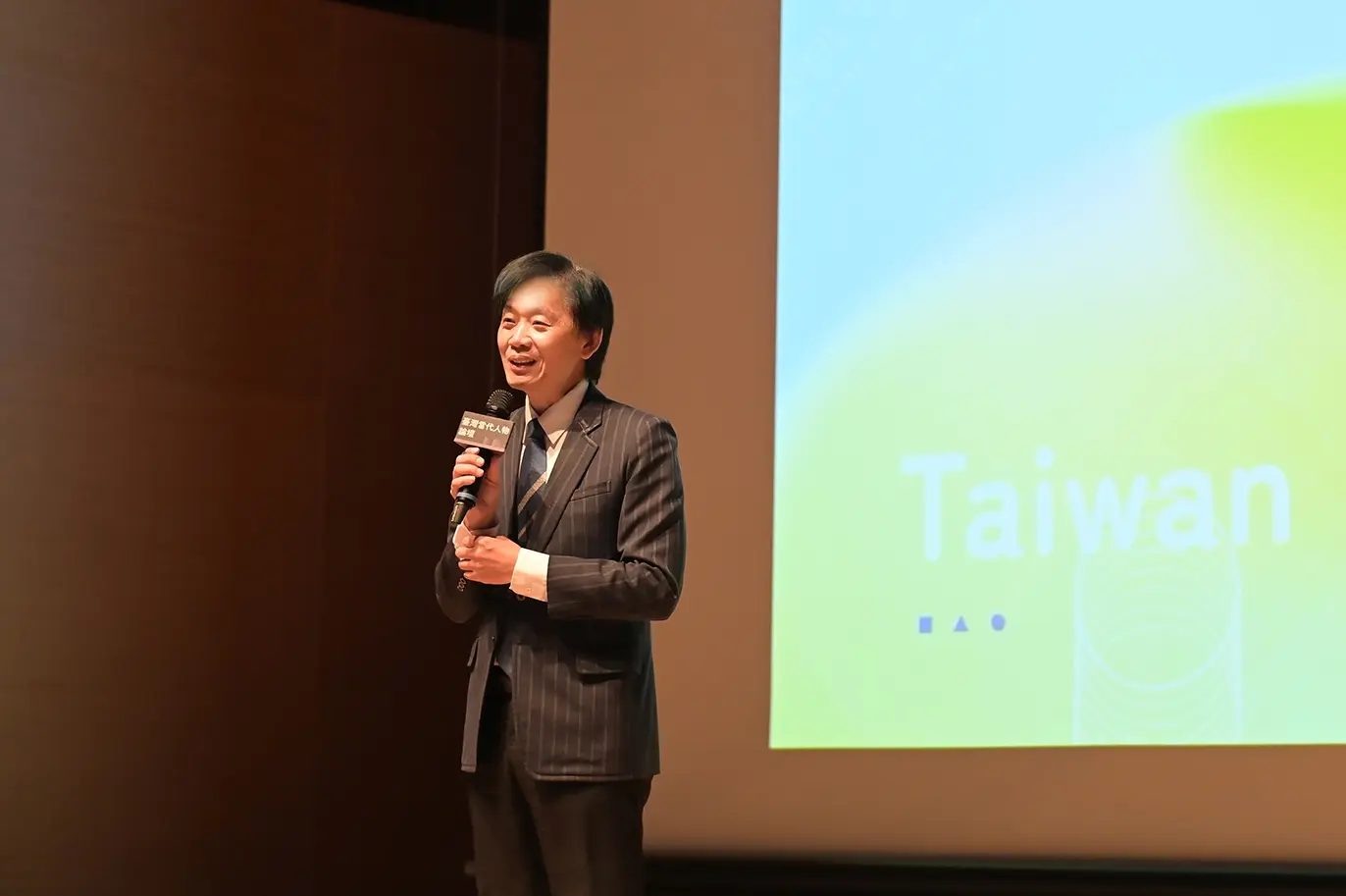 臺南副市長葉澤山致詞時指出，智慧醫療助攻高齡化挑戰，並強調地方創生與永續發展，期盼打造讓年輕世代願意回流的幸福城市。（圖片來源／人物誌）  