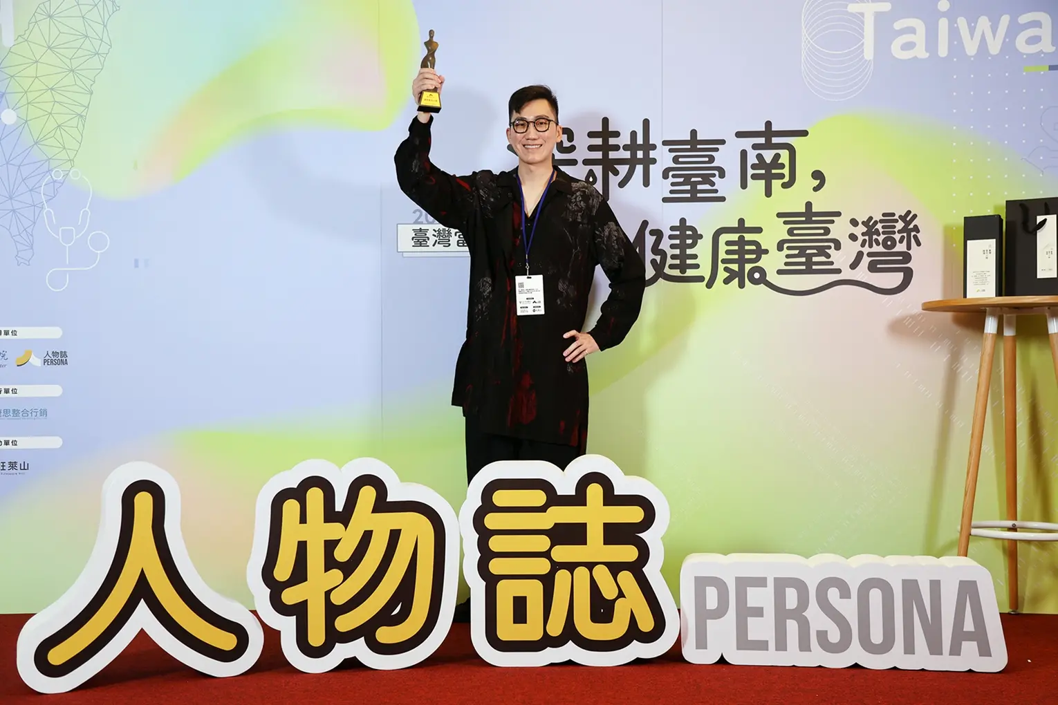 面對加盟主疑慮、供應端壓力、成本提高等各種挑戰，趙啟宏仍堅持推動永續改革，率領清心福全逐步淘汰保麗龍杯，甚至進階並成為臺灣首家全面導入 FSC 杯的手搖飲品牌。（資料來源：人物誌）  