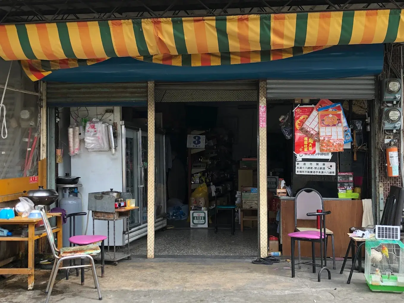 陳衍綸的父母親開的雜貨店,店面雖小,卻能凝聚鄰里間的感情。(圖片來源/陳衍綸) 陳衍綸的父母親開的雜貨店,店面雖小,卻能凝聚鄰里間的感情。(圖片來源/陳衍綸)