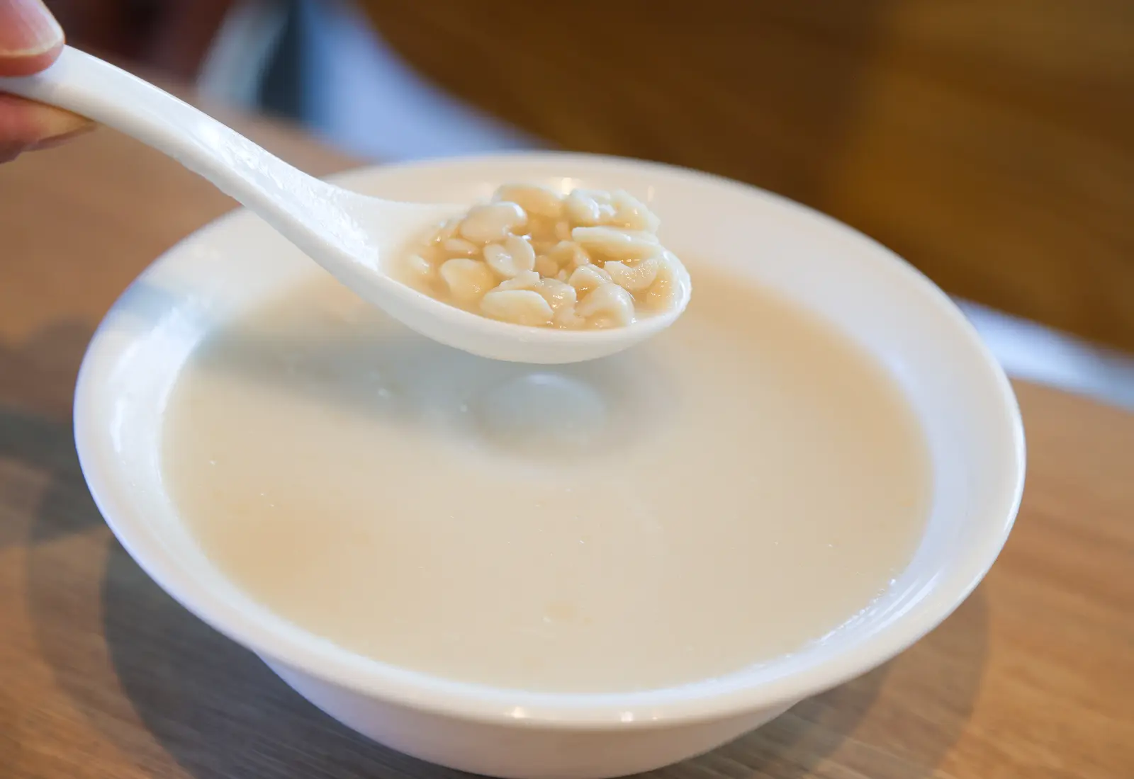 美好花生的花生湯深受遊客的喜愛,花生綿密、湯品甜而不膩。(攝影/葉仁琛) 美好花生的花生湯深受遊客的喜愛,花生綿密、湯品甜而不膩。(攝影/葉仁琛)