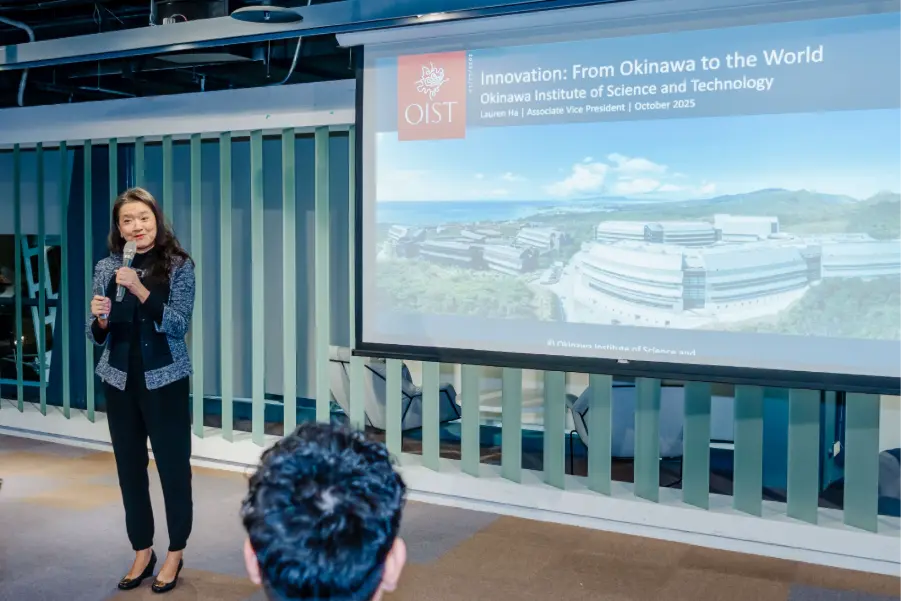 沖繩科學技術大學院大學(OIST) 的 Associate Vice President(技術開發與創新擔當) Lauren Ha 在 Japan Night活動中上台分享其創新研究與創業扶植計畫 Startup Accelerator Program 。(圖片來源/精拓生技) 沖繩科學技術大學院大學(OIST) 的 Associate Vice President(技術開發與創新擔當) Lauren Ha 在 Japan Night活動中上台分享其創新研究與創業扶植計畫 Startup Accelerator Program 。(圖片來源/精拓生技)