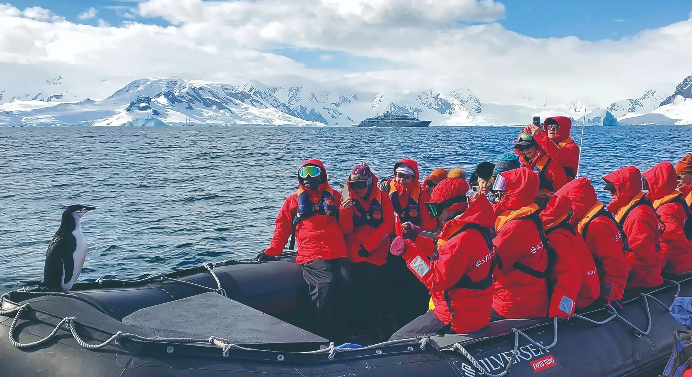 平路踏上世界的盡頭——南極，這塊人類最後才發現的大陸，終年冰封，一年只有極少月份能夠登島，讓她寫下了《南極‧極南》一書。（圖片來源／時報出版社）