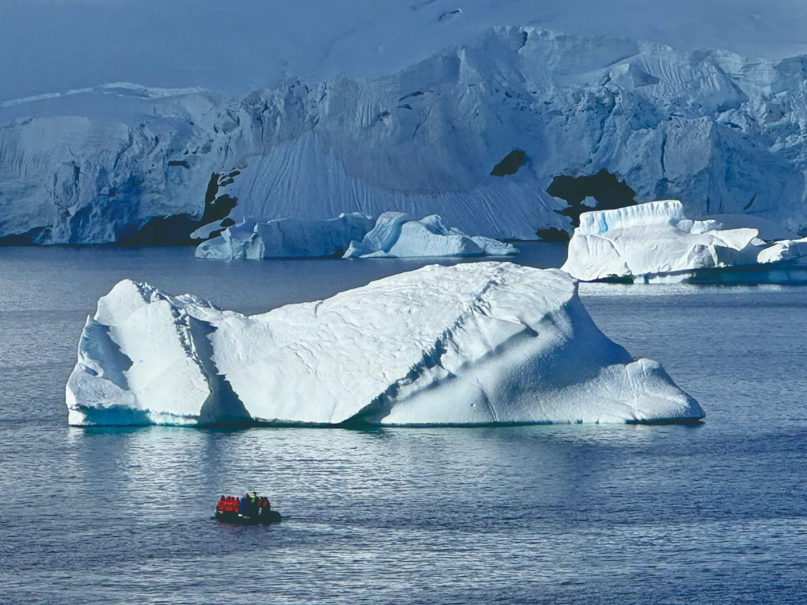 平路從旅途過程中所見的光景，遙想起 1917 年「堅忍號」全體船員在象島救援成功返航時的事蹟。（圖片來源／時報出版社）