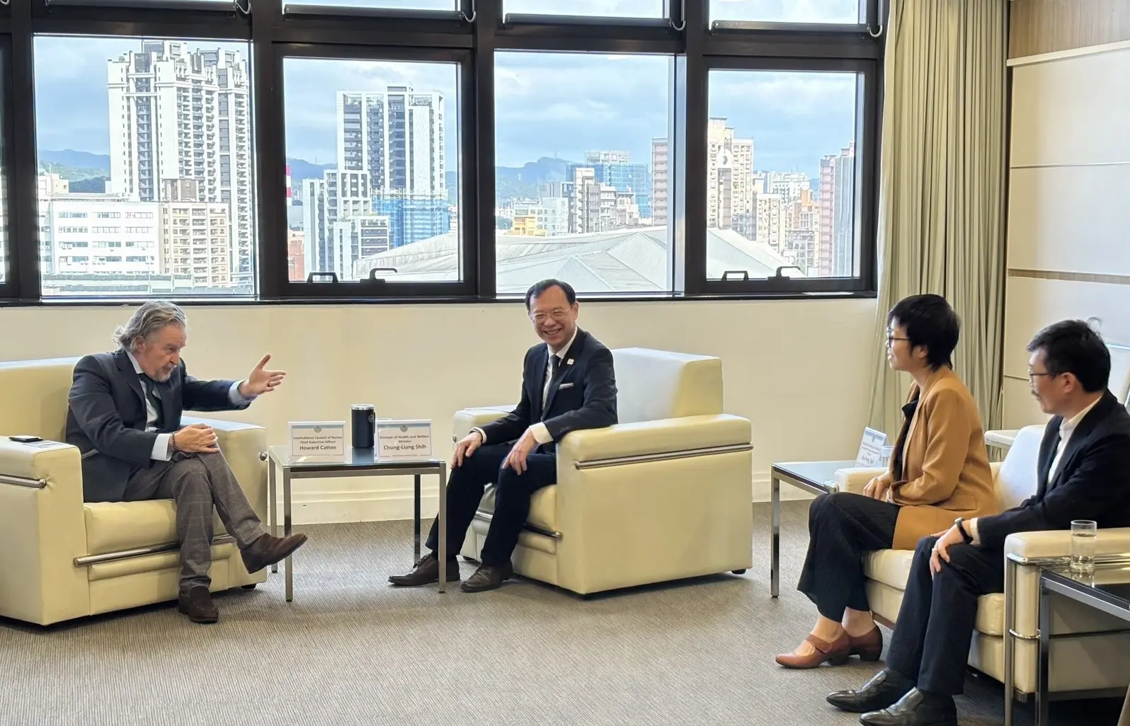 左起：ICN 執行長 Howard Catton、衛生福利部部長石崇良、衛生福利部護理及健康照護司司長蔡淑鳳及衛生福利部國際合作組施金水主任，進行對談與交流，分享彼此的醫護經驗，一同討論睽違 22 年再度於臺北舉行的 2027 年第 31 屆國際護理大會相關事宜。（攝影／葉仁琛）