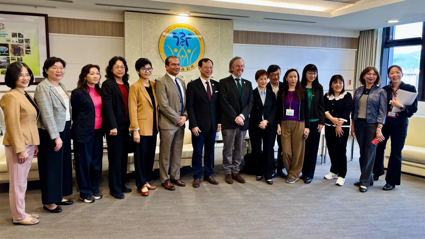 衛生福利部石崇良部長接見國際護理協會（ICN）執行長 Howard Catton、全球活動暨會員發展經理 Italo Goyzueta Puccio 及台灣護理學會理事長廖美南等代表，就 2027 國際護理大會籌備交流。（攝影／葉仁琛）