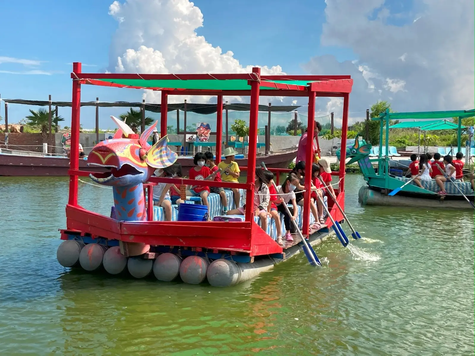 遊客在「向禾休閒漁場」體驗划膠筏與餵魚,動線與設計皆以「不打擾生產、不破壞棲地」為原則。(圖片來源/蔡恭和) 遊客在「向禾休閒漁場」體驗划膠筏與餵魚,動線與設計皆以「不打擾生產、不破壞棲地」為原則。(圖片來源/蔡恭和)