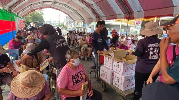 每年協會在廟口舉辦愛心物資發送,並帶動社區小攤販與聚落經濟,讓生態保育與在地生活相互支持。(圖片來源/蔡恭和) 每年協會在廟口舉辦愛心物資發送,並帶動社區小攤販與聚落經濟,讓生態保育與在地生活相互支持。(圖片來源/蔡恭和)