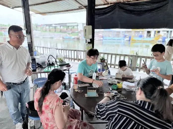 協會帶領社區居民與學生進行環境教育課程,從候鳥觀察到蚵殼手作,讓「濕地成為會呼吸的教室」。(圖片來源/蔡恭和) 協會帶領社區居民與學生進行環境教育課程,從候鳥觀察到蚵殼手作,讓「濕地成為會呼吸的教室」。(圖片來源/蔡恭和)