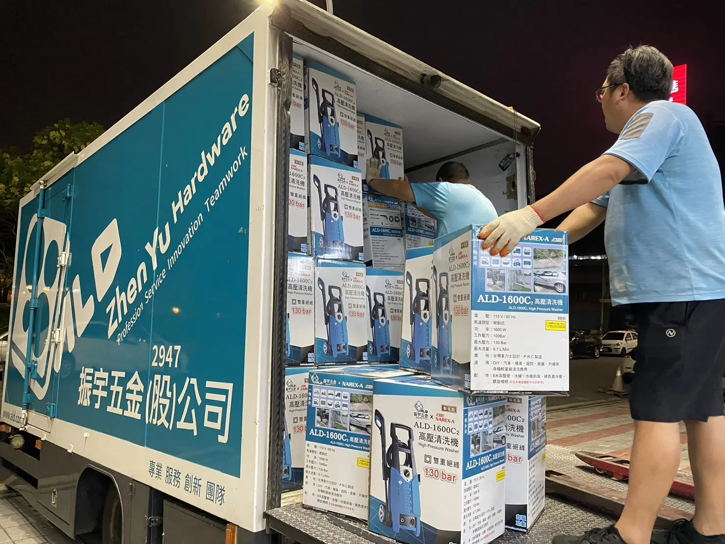 為幫助花蓮走出災情,振宇五金提供洗車機和推車,讓賑災行動更為順暢。(圖片來源/洪國展) 為幫助花蓮走出災情,振宇五金提供洗車機和推車,讓賑災行動更為順暢。(圖片來源/洪國展)