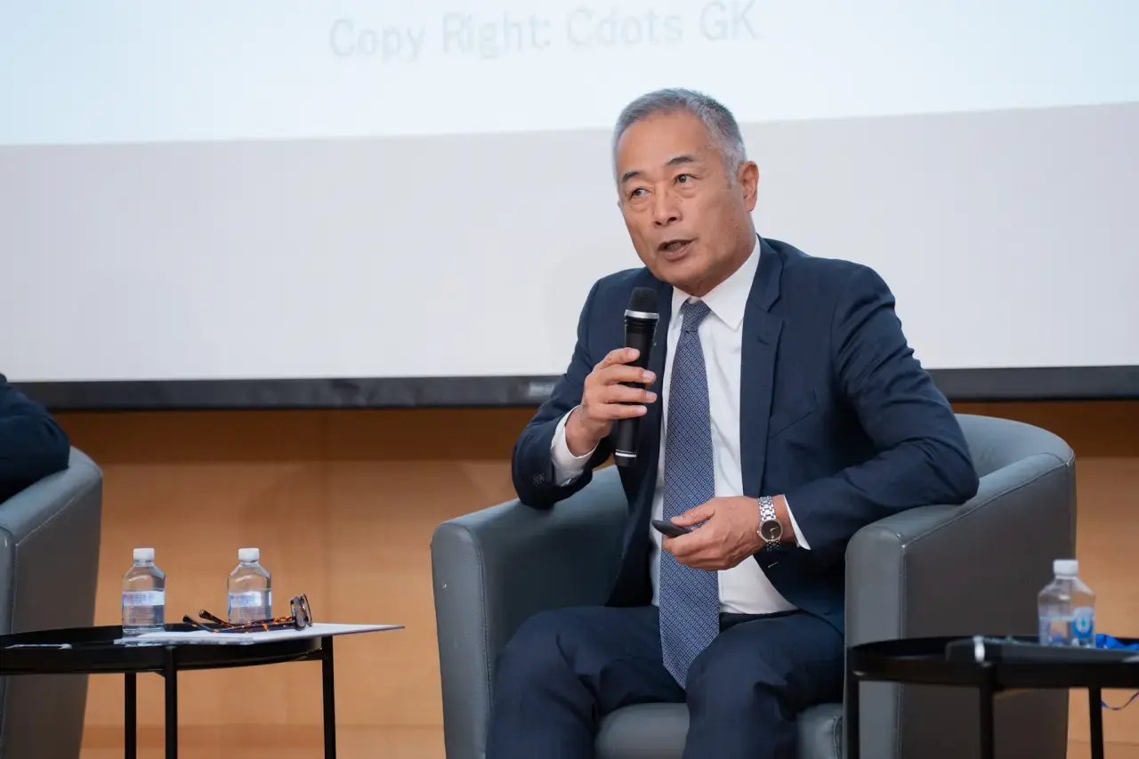 Mitsunobu Koshiba, Independent Director of Rapidus, explains that Rapidus's production strategy focuses on low-volume ASIC orders. (Photo courtesy of DSET) Mitsunobu Koshiba, Independent Director of Rapidus, explains that Rapidus's production strategy focuses on low-volume ASIC orders. (Photo courtesy of DSET)