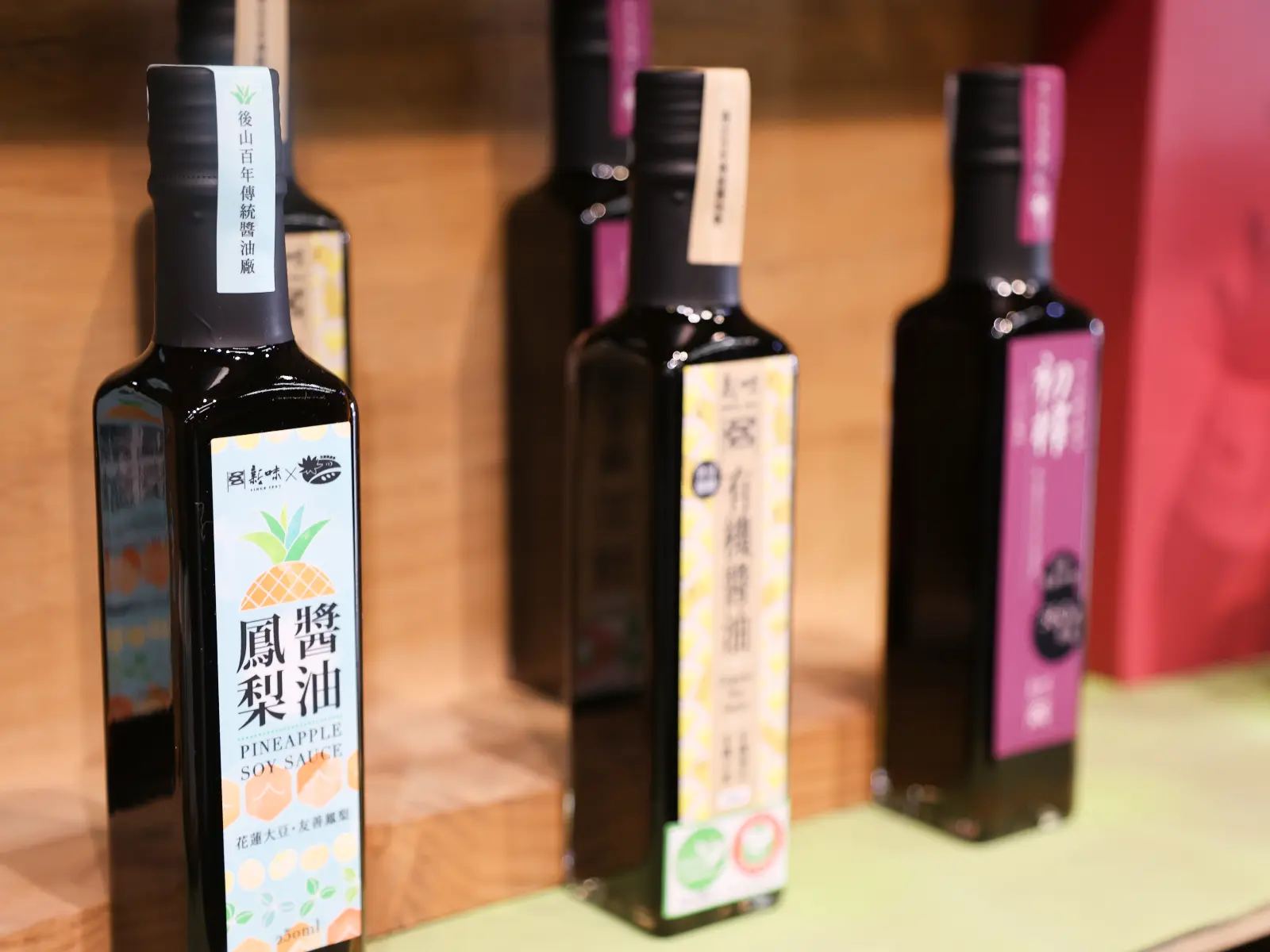 百年歷史的新味醬油,仍不斷創新,研發多種不同的風味醬油。(攝影/葉仁琛) 百年歷史的新味醬油,仍不斷創新,研發多種不同的風味醬油。(攝影/葉仁琛)
