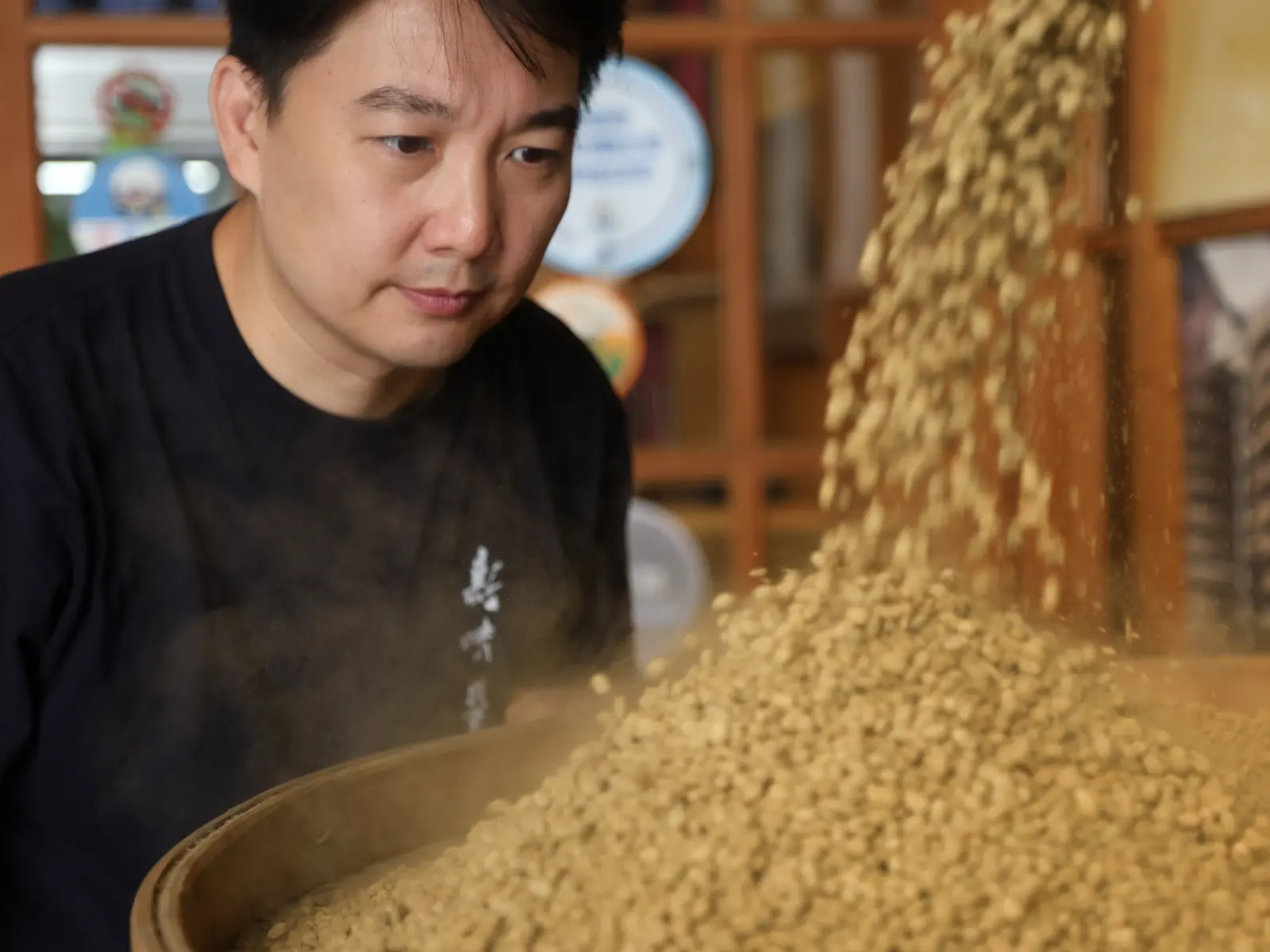 當年選擇放棄高薪、返家接班,許桓巽認為這是必然的決定。(攝影/葉仁琛) 當年選擇放棄高薪、返家接班,許桓巽認為這是必然的決定。(攝影/葉仁琛)